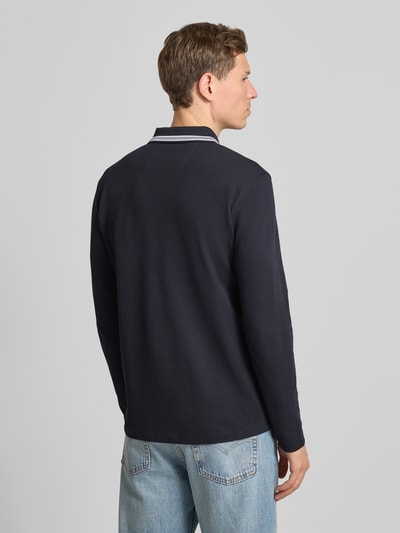 Męskimodel nosi Koszulkę polo Regular Fit z czystej bawełny Model 'PLISY' od BOSS Green, efekt: jednolity kolor, długi rękaw, wyhaftowane logo, kołnierzyk polo, dekolt henley, zapięcie na guziki, wykończenie: pika, perspektywa: całe ciało z tyłu.
