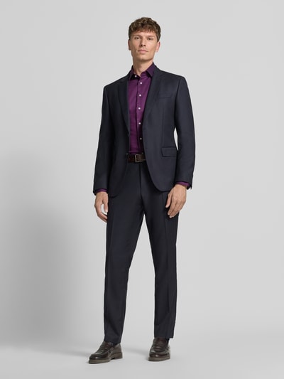 Mannelijk model draagt Regular Fit Business-Hemd met Kentkragen van Christian Berg Men in donkerpaars, puur katoen, met lange mouwen, knoopsluiting, ganzekörpervoransicht. Context: heren zakelijk overhemd, ruglengte maat 39/40: 78 cm, schouderbreedte: 45 cm, mouwlengte: 65 cm.