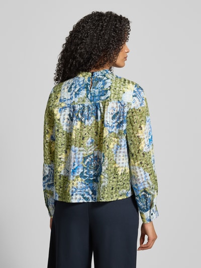Frauenmodel trägt Regular Fit Bluse mit Seiden-Anteil von Rich & Royal im floralen Allover-Print, Grüntöne und Blautöne, Ganzkörperansicht Rückansicht.