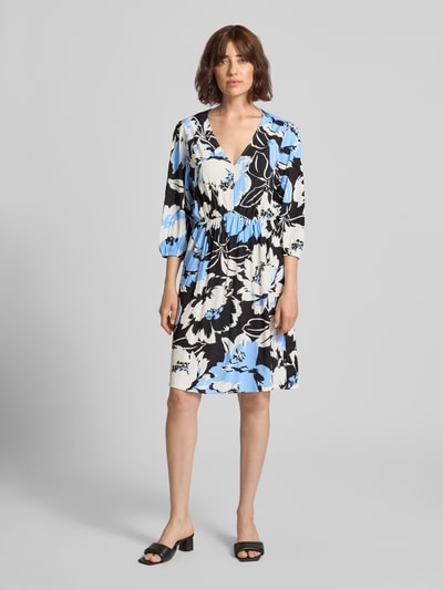 Frauenmodel trägt Knielanges Kleid aus Viskose im Allover-Look Modell 'Fe44li' von ZABAIONE, Muster in Blau, Weiß und Schwarz, V-Ausschnitt, 3/4-Arm, A-Linie, Ganzkörperansicht von vorne.