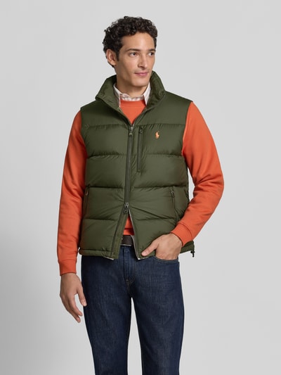 Männermodel trägt Regular Fit Weste mit Logo-Stitching von Polo Ralph Lauren in Olivgrün, glatte Textur, Ganzkörperansicht von vorne, Herren Weste von Polo Ralph Lauren.