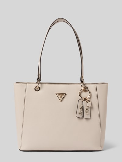 Produktfoto, cremefarbene Umhängetasche mit Label-Applikation Modell 'NOELLE II' von Guess, Hauptfach mit Reißverschluss, Tragehenkel, Innenfach mit Reißverschluss, Breite 38 cm, Länge 27 cm, Tiefe 10 cm, Schulterriemen 58 cm, strukturierte Oberfläche, goldene Details