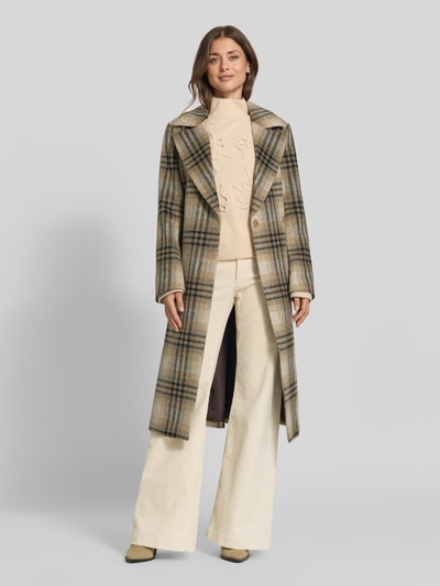 Vrouwenmodel draagt gebreide pullover met opstaande kraag van Christian Berg Woman, los model, ribboorden, lage schouders, met lange mouwen, ruglengte maat M: 58 cm, mouwlengte maat M: 60 cm, effen beige, zachte textuur, voorkant volledige lichaamsweergave.
