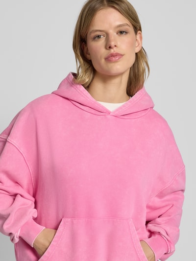 OH APRIL Bluza o kroju oversized z kapturem i kieszenią kangurką model ‘Cherish’ Mocnoróżowy 3