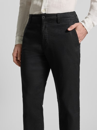 Męski model nosi Regular Fit Leinenhose aus Leinen-Mix Modell 'Sanderson-L-3' od BOSS, czarny, gładka tkanina, widok z przodu, zbliżenie na górną część.