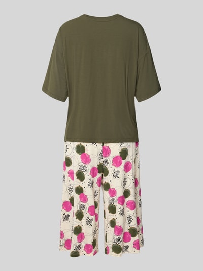 Frauenmodel trägt Pyjama aus Modal-Elasthan-Mix im Allover-Look von Schiesser in Grün und Creme mit pinken Akzenten, Relaxed-Fit, 3/4-Länge, Ganzkörperansicht Rückansicht.
