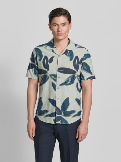 Męski model nosi Casual Fit Freizeithemd im Allover-Look od OLYMP Level Five, wzór roślinny, bawełna, krój casual fit, kolor zielony z granatem, widok całej sylwetki z przodu.