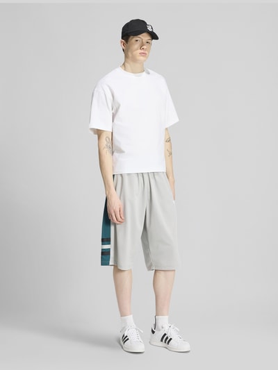 adidas Originals Loose Fit Sweatshorts mit Logo-Stitching Hellgrau 1