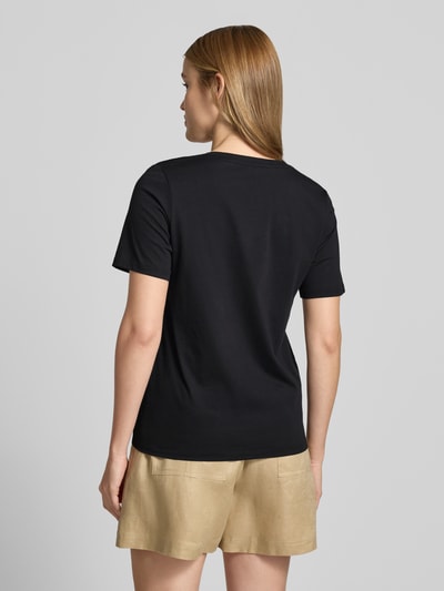 Frauenmodel trägt Regular Fit T-Shirt aus reiner Baumwolle von Marc O'Polo, efekt: jednolity kolor, dekolt w serek, krótki rękaw, damski t-shirt, kolor czarny, bawełna, Ganzkörperansicht Rückansicht