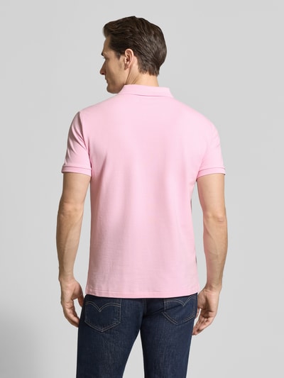 Männermodel trägt Slim Fit Poloshirt aus Baumwoll-Mix von Polo Ralph Lauren in Optik: Unifarben, Materialverarbeitung: Piqué, Ganzkörperansicht Rückansicht.