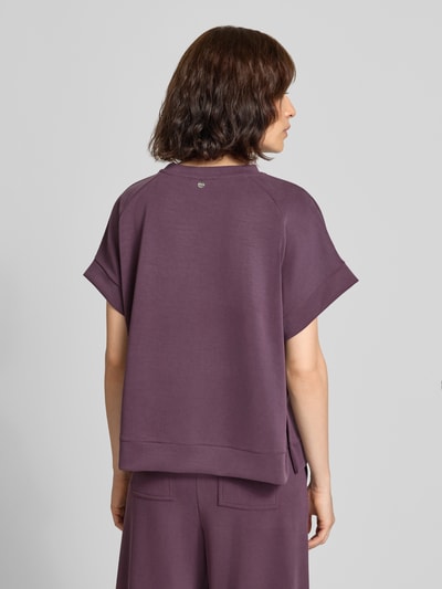 Frauenmodel trägt Sweatshirt mit Rundhalsausschnitt und 1/2-Arm von Rich & Royal im Modal-Mix, lockerer Schnitt, dunkles Lila, Ganzkörperansicht Rückansicht.