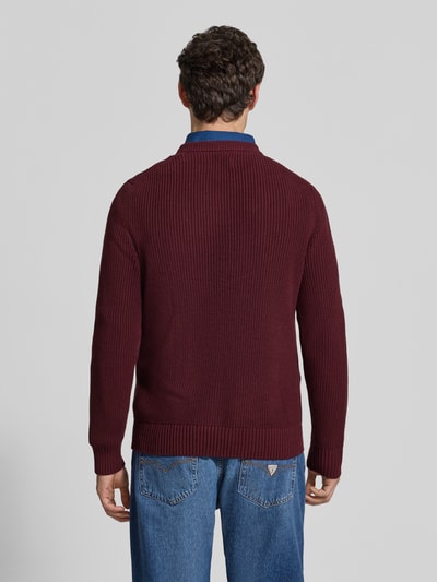 Männermodel trägt Regular Fit Strickpullover aus reiner Baumwolle von MCNEAL, tiefer Rotton, strukturierte Oberfläche, Ganzkörperansicht Rückansicht. Rückenlänge 73 cm, Ärmellänge 53 cm, Rundhalsausschnitt, elastische Abschlüsse.