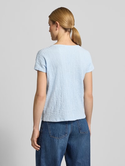 Frauenmodel trägt Relaxed Fit T-Shirt mit Strukturmuster von s.Oliver RED LABEL, Optik: Unifarben, Passform: Relaxed-Fit, Rundhals, Ärmelform: Kurzarm, Materialverarbeitung: Crinkle, hellblau, texturierte Oberfläche, Ganzkörperansicht Rückansicht.