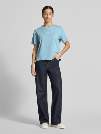 Frauenmodel trägt Boxy Fit T-Shirt aus reiner Baumwolle von Tom Tailor Denim, Optik: Unifarben, Motiv-Stitching, Rundhals, Kurzarm, Feinripp, Ganzkörperansicht von vorne.