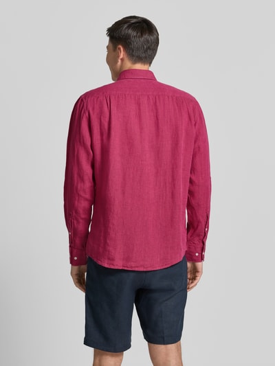 Männermodel trägt Regular Fit Business-Hemd aus Leinen mit Kentkragen von SEIDENSTICKER, Farbe Dunkelrot, strukturierte Oberfläche, Ganzkörperansicht Rückansicht, Rückenlänge bei Größe 40: 79 cm, Schulterbreite: 46 cm, Ärmellänge: 67 cm