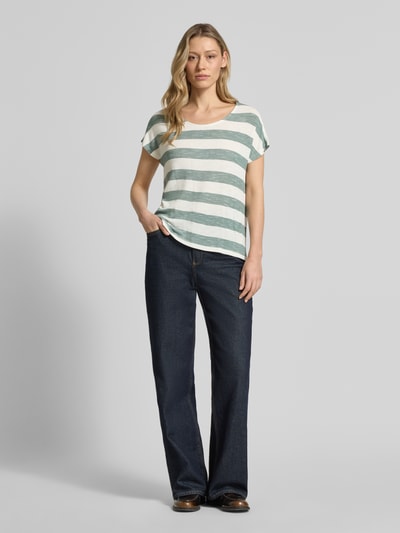 Frauenmodel trägt Regular Fit T-Shirt aus Viskose-Mix Modell 'WIDE STRIPE' von Vero Moda, Mehrfarbig, Streifen-Design, Feinstrick, Ganzkörperansicht von vorne.