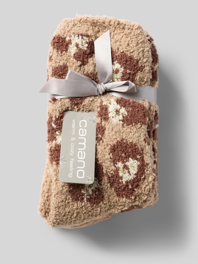 Produktfoto, Kuschelsocken inklusive Geschenkbox mit weichen Zehennähten von camano, beige-braunes Muster, flauschige Textur, ideal zum Verschenken, elastisches Rippbündchen, wärmende Qualität