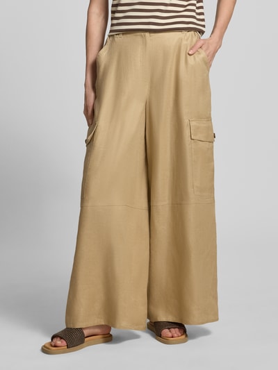 Frauenmodel trägt Wide Leg Cargohose aus reinem Leinen von Weekend Max Mara in Optik: Unifarben, Passform: Wide-Leg-Pants, Material: Leinen, mit Label-Applikation, Gürtelschlaufen, Knopf und verdecktem Reißverschluss, sowie seitlichen Eingrifftaschen, Gesäßtaschen und Cargotaschen, Ganzkörperansicht von vorne.