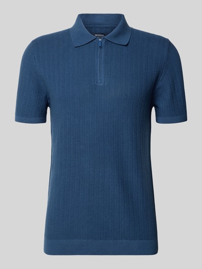 Produktfoto, Poloshirt mit kurzem Reißverschluss und Polokragen von MCNEAL aus reiner Bio-Baumwolle in Blau, dezente Strickstruktur, Body Fit