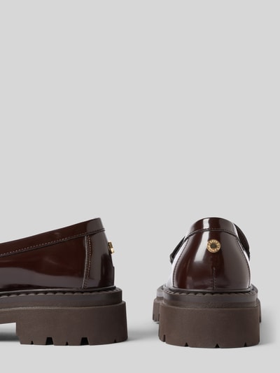 Produktfoto, Loafer in Leder-Optik Modell 'Katja' von Steve Madden, dunkles Braun, abgerundete Form, profilierte Plateausohle, Schaftbrücke, sichtbarer Logodetail, Absatzhöhe 5 cm, Schafthöhe 6 cm, Schaftweite 12 cm.