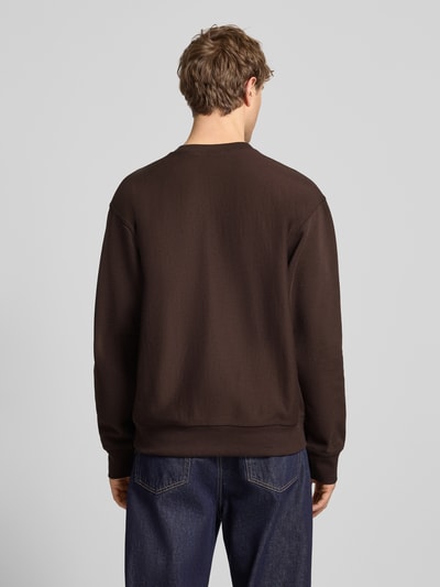Männermodel trägt Sweatshirt mit Label-Stitching von Carhartt Work In Progress, Baumwoll-Mix, lockerer Schnitt, Rückenansicht.