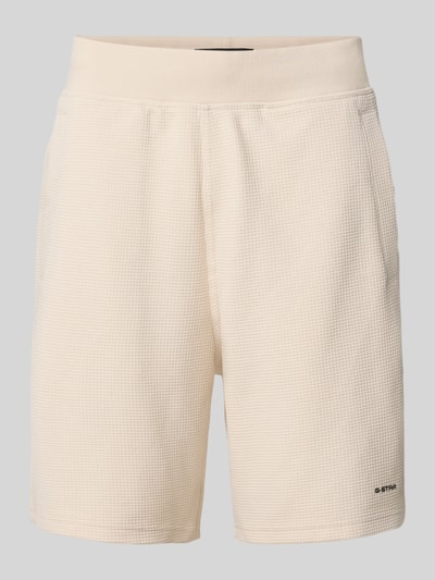 Produktfoto, Straight Fit Shorts mit Strukturmuster von G-Star Raw in Creme, Elastischer-Material-Mix mit Baumwoll-Anteil, Logo-Detail, Elastischer Bund, Bundweite 44 cm, Innenbeinlänge 20 cm.