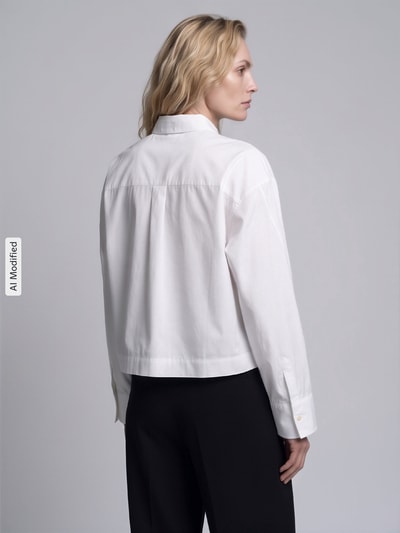 Frauenmodel trägt Boxy Fit Langarmbluse aus reiner Baumwolle Modell 'DANNIE' von Selected, weiße Farbe, glatte Textur, Ganzkörperansicht Rückansicht, Damen Langarmbluse von Selected, KI-modifiziertes Bild.