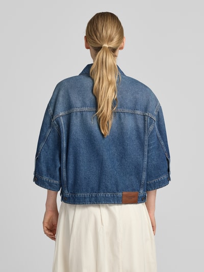 Vrouwenmodel draagt Regular Fit jeansjack van puur katoen model 'LIUTI' van Weekend Max Mara, blauwe denim, rugaanzicht.