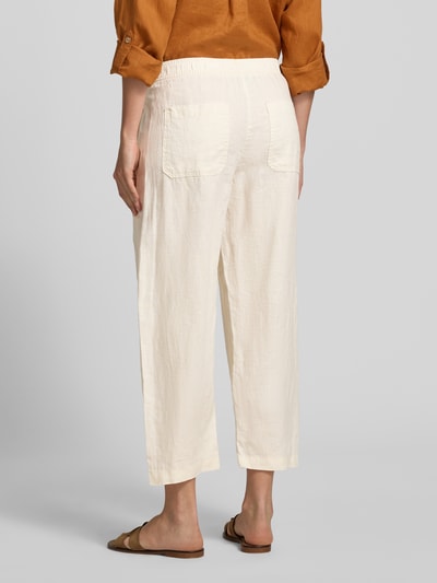 Frauenmodel trägt Leinenhose in verkürzter Passform Modell 'myha linen' von OPUS, reine Leinen, elastischer Bund, Cremefarbe, Ganzkörperansicht Rückansicht.