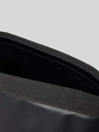 Produktfoto, Tasche mit Riemen und Label-Print von Quiksilver, glatte schwarze Oberfläche, sichtbare Naht, Herren Tasche.