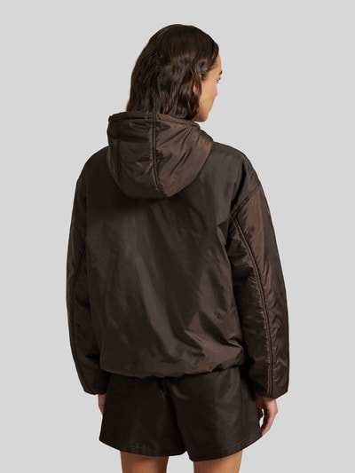 Frauenmodel trägt Relaxed Fit Blouson mit Zweiwege-Reißverschluss von Polo Ralph Lauren, unifarben, Ballonärmel, Rückansicht.