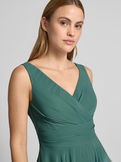 Kobiece modelka nosi Maxikleid aus Chiffon in Wickel-Optik od TROYDEN COLLECTION, zielony kolor, dekolt V, A-linia, szerokość w rozmiarze 36: 35 cm, długość tyłu 132 cm, zbliżenie na górną część ciała