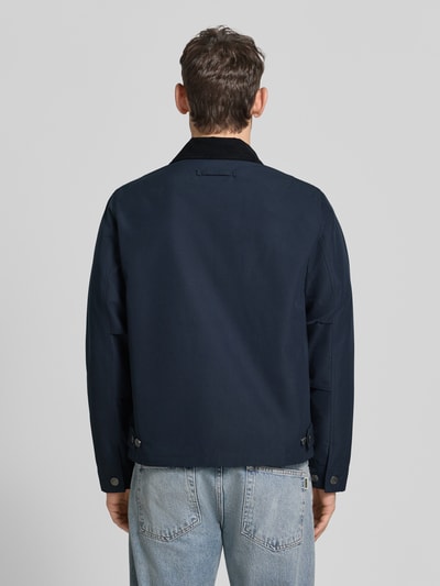 Männermodel trägt Jacke mit Kentkragen in Cord-Optik Modell 'ROBIN' von Samsøe Samsøe, dunkles Blau, Gerader-Schnitt, Rückansicht, Kontext: Herren Jacke, Zweiwege-Reißverschluss, Brusttasche, Seitliche Eingrifftaschen, Rückenlänge 63 cm, Schulterbreite 43 cm, Brustweite 58 cm, Ärmellänge 66 cm, Größe M. Ganzkörperansicht Rückansicht