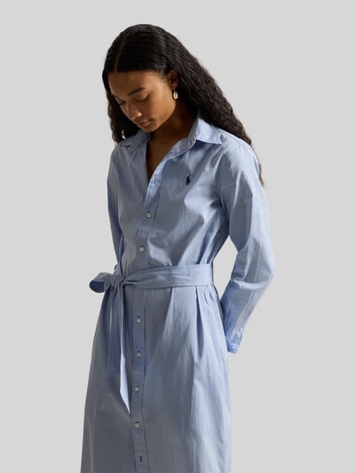 Frauenmodel trägt Tailliertes Hemdblusenkleid aus reiner Baumwolle von Polo Ralph Lauren, unifarben, langarm, Knopfleiste, Nahaufnahme Oberkörper.