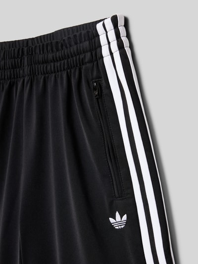 Produktfoto, Regular Fit Shorts mit elastischem Bund von adidas Originals in Schwarz, unifarben, Kontraststreifen, seitliche Eingrifftasche, Label Print