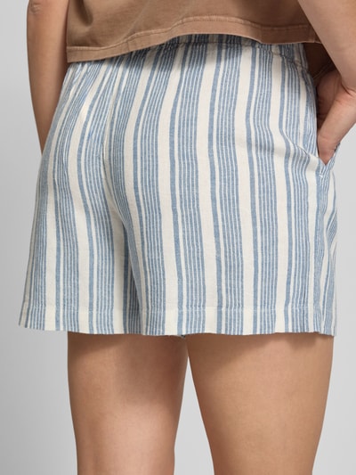 Frauenmodel trägt Relaxed Fit Bermudas aus Viskose-Leinen-Mix Modell 'GOA' von Only, Optik: Unifarben, Materialverarbeitung: Flammgarn, seitliche Eingrifftaschen, Nahaufnahme Rückansicht.