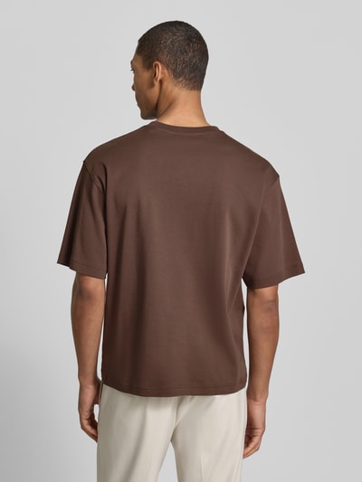 Männermodel trägt Relaxed Fit T-Shirt aus reiner Baumwolle von JAKE*S STUDIO MEN in Braun, Rundhalsausschnitt, Halbarm, Rückenlänge 65 cm, Ganzkörperansicht Rückansicht.