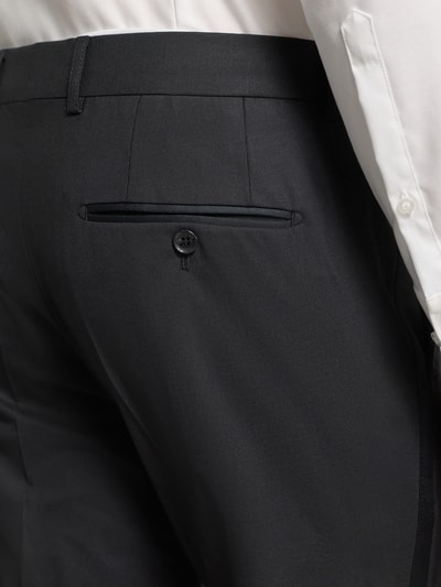 Männermodel trägt Anzughose mit Bügelfalten Modell 'FESTONE' von Cinque im Slim-Fit, Material-Mix mit Schurwoll-Anteil, Detailaufnahme Rückansicht.