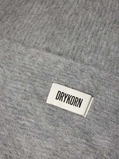 Produktfoto, graues Dreieckstuch mit Woll-Anteil von DRYKORN, gestrickte Textur, Label-Detail sichtbar, Breite 74 cm, Material-Mix