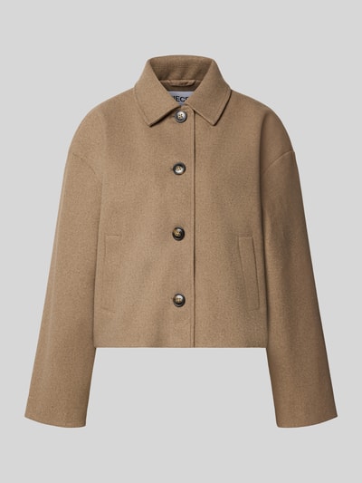 Produktfoto, sandfarbener Loose Fit Kurzmantel mit Umlegekragen Modell 'AYA' von PIECES, glatte Webpelz-Oberfläche, Damen Teddyjacke