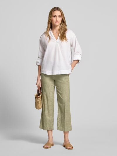 Frauenmodel trägt Culotte mit französischen Eingrifftaschen Modell 'Linn' von Angels in Reine Baumwolle, Loose-Fit mit elastischem Bund, Gesäßtaschen, Bundweite bei Größe 36/26: 40 cm, Innenbeinlänge: 64 cm, helle Farben, glatte Textur, Ganzkörperansicht von vorne.