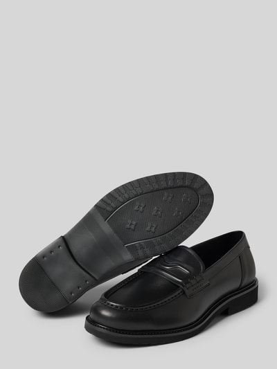 Produktfoto, Loafer aus echtem Leder Modell 'Jones Gatsby' von Nubikk in Schwarz, abgerundete Form, sichtbares Logo-Detail, strukturierte Sohle, Absatzhöhe 3 cm, Schafthöhe 7 cm, Schaftweite 12 cm