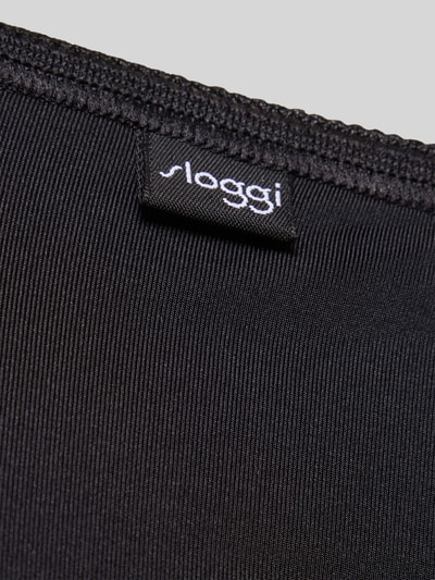 Produktfoto, Slip mit Label-Detail im 3er-Pack von Sloggi, schwarze glatte Oberfläche, feiner Stretch-Material-Mix, Nahaufnahme Detailansicht