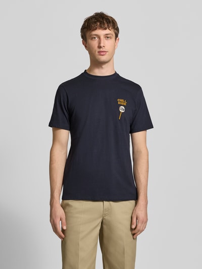 Männermodel trägt Regular Fit T-Shirt mit Statement-Stitching Modell 'Kameron' van Blend, katoen, ronde hals, zwarte kleur, voorkant volledige lichaamsweergave.