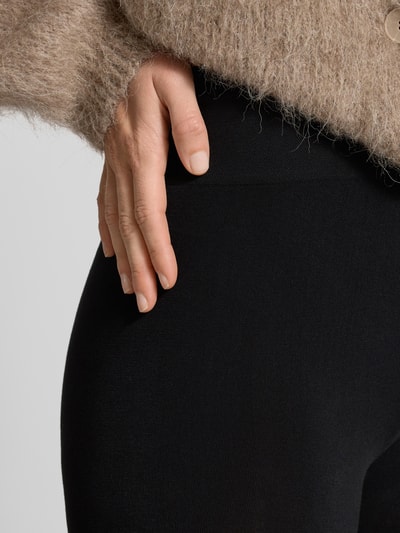 Frauenmodel trägt Leggings aus Viskose-Mix im nahtlosen Design Modell 'BAMBOO' von MAGIC Bodyfashion, unifarben, Nahaufnahme Oberkörper