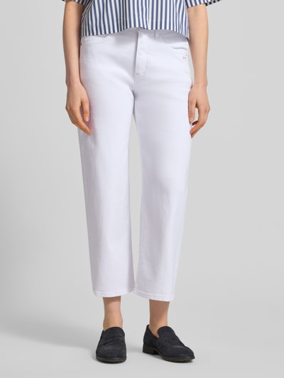 Vrouwenmodel draagt Cropped Jeans mit Eingrifftaschen Modell 'Jul' van Gang, wit, katoenmix met stretch, cropped fit, zijzakken, vooraanzicht, detailopname onderlichaam.