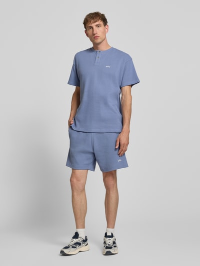 Männermodel trägt Shorts mit Strukturmuster und Label-Stitching von BLKVIS in Blau, Reine Baumwolle, Regular-Fit, Ganzkörperansicht von vorne.
