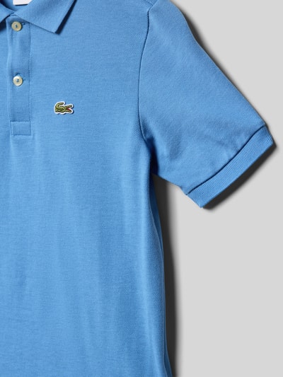 Produktfoto, Regular Fit Poloshirt aus reiner Baumwolle Modell 'PETIT PIQUE P' von Lacoste in Blau, Optik: Unifarben, Piqué-Struktur, Label-Patch, Kurzarm, Rundhals