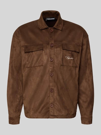 Produktfoto, Relaxed Fit Hemdjacke mit Brusttaschen Modell 'Madikeri' von Pegador z materiału skóropodobnego, krój relaxed fit, kołnierzyk typu kent, listwa guzikowa, kieszenie na piersi, wyhaftowane logo, długość tyłu w rozmiarze m: 69 cm, kolor brązowy, prosty krój, jednolita faktura