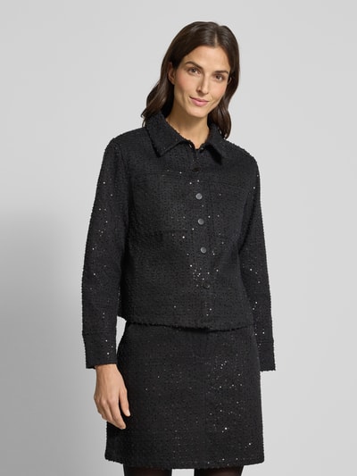 Frauenmodel trägt Jacke mit Pailletten Modell 'SHOW' von FREE/QUENT aus schwarzer Baumwolle mit Umlegekragen, Knopfleiste, Regular Fit, Brusttaschen, Ganzkörperansicht von vorne.